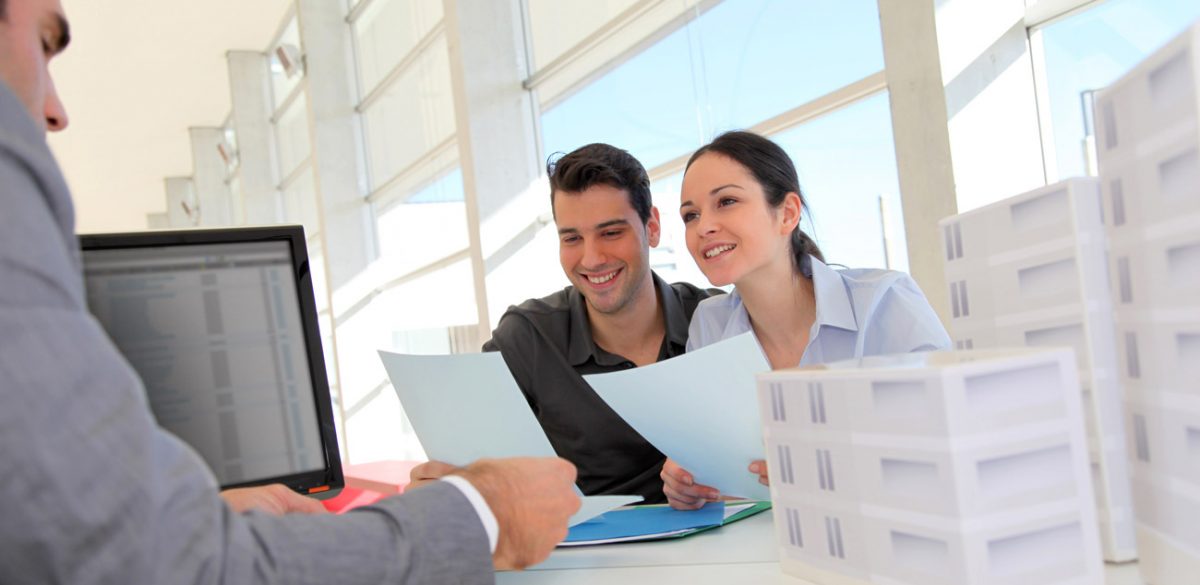 Couple signant un contrat de construction