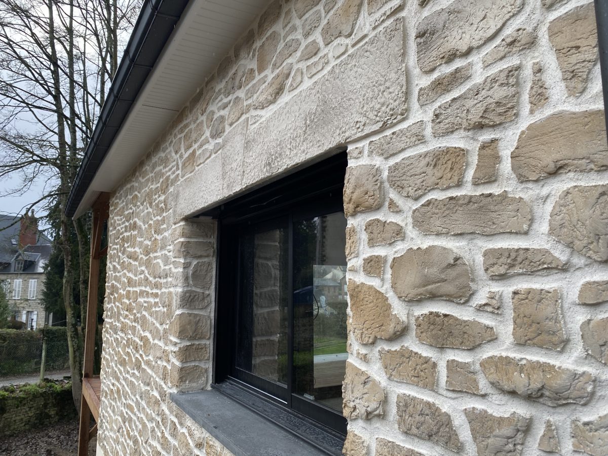 Maison à Clecy - enduit imitation pierre.